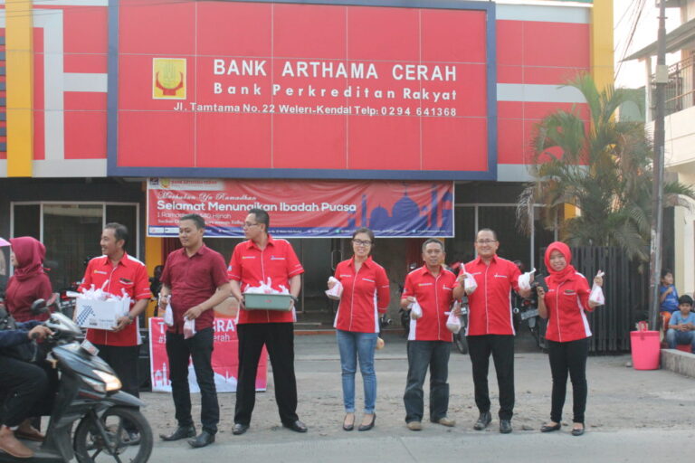 Bagi Takjil Peringati Hari BPR Nasional